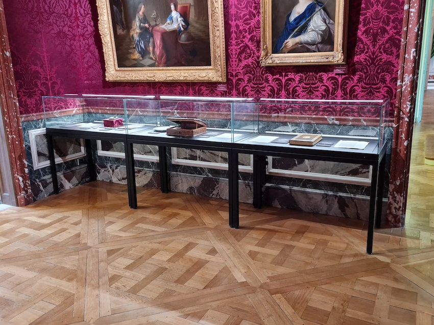 https://dev.promuseum.eu/storage/news/79/musee-de-sceaux-vitrines-tables-expoprotect-et-tiges-juliette-bourdillon-3.jpg